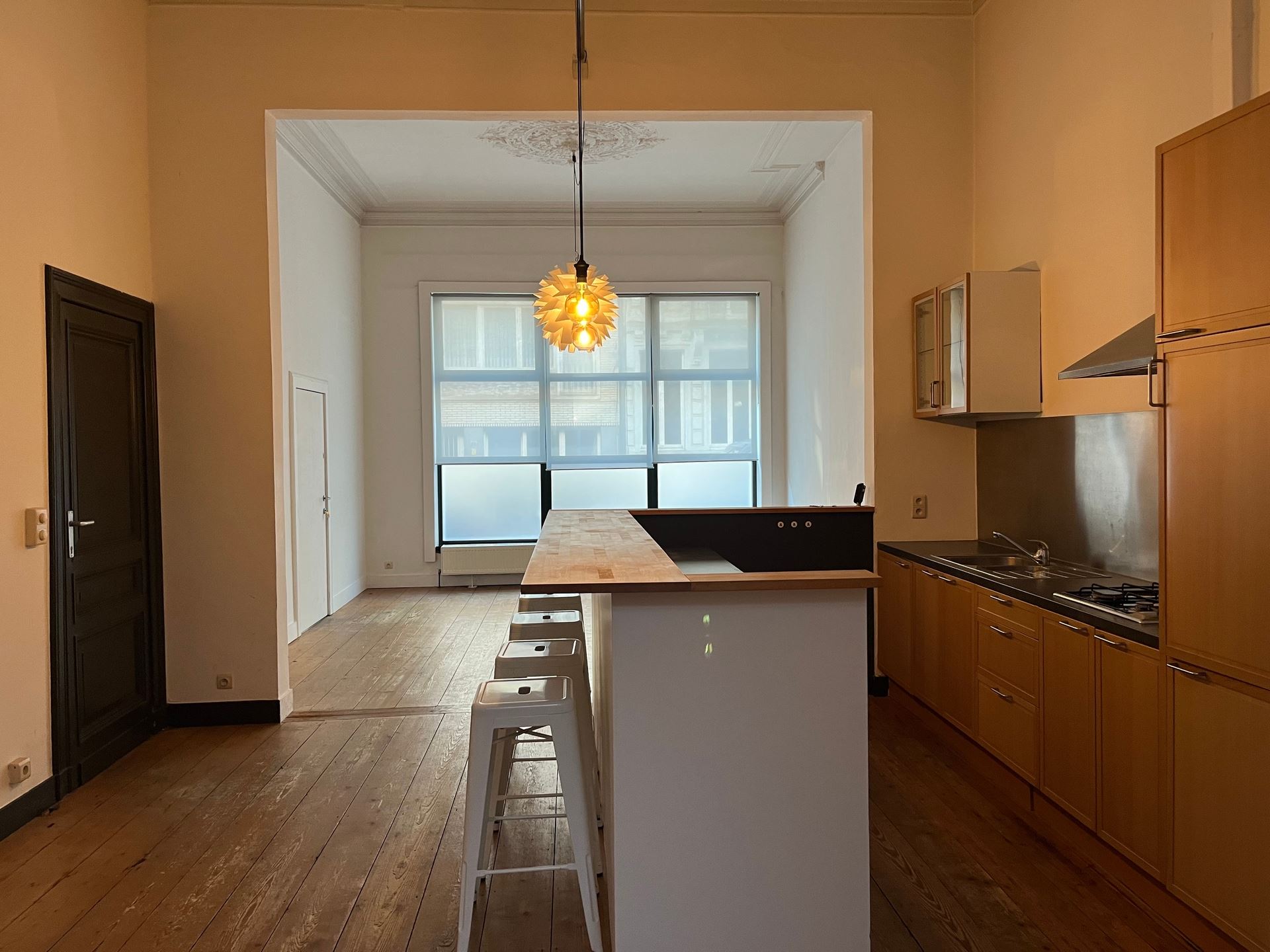 Groot appartement met hoge plafonds en één slaapkamer - foto 5