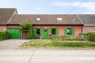 Op een fantastische locatie te Duffel bevindt zich deze karaktervolle woning met mogelijkheid tot 5 slaapkamers op een perceel van 2189m². U geniet hier van een uitstekende ligging in een groene omgeving, met een schitterende bereikbaarheid.<br /><br />We betreden de woning via de inkomhal waarlangs we de gelijkvloerse slaapkamer en de leefruimte bereiken. De authentieke leefruimte kan worden ingericht met een gezellige zithoek en aparte eetplaats. Aangrenzend bevindt zich de keuken dewelke is voorzien van de voornaamste toestellen. Via de keuken heeft u daarnaast ook toegang tot de veranda en het goed georiënteerde terras en de ruime tuin. De kelder, dewelke ook toegankelijk is via de keuken biedt overigens extra stockageruimte. Verder vinden we op de gelijkvloerse verdieping de badkamer terug met dubbele lavabo, douche en toilet. Via de nachthal op de eerste verdieping bereiken we 4 ruime slaapkamers. Tot slot beschikt deze woning nog over een ruime garage. In de ruime tuin met twee bijgebouwen en terras kan u steeds in alle rust en privacy genieten van het mooie weer.<br /><br />Dit is een fantastische opportuniteit als u op zoek bent naar een charmante woning met mogelijkheid tot 5 slaapkamers op een schitterende groene locatie te Duffel. Contacteer ons op het nummer 0479 13 63 69 voor meer informatie of via info@boonstravastgoed.be<br /><br />Bijzonderheden:<br />- Perceel van 2189m²<br />- Uitstekende, groene ligging<br />- Mogelijkheid tot 5 slaapkamers
