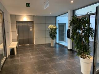 Wonen in het bruisende centrum van Brussel? Dit stijlvol gemeubeld appartement ligt op een absolute toplocatie aan de hoek van de Emile...