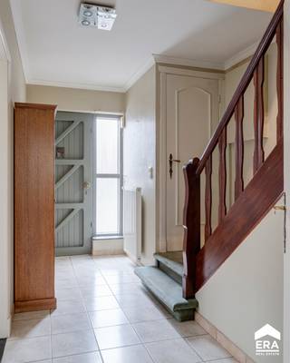 [[ DIT PAND NEEMT DEEL AAN DE ERA OPEN HUIZEN DAG OP 14/3 VAN 11:00 TOT 12:00 ]] In een doodlopende straat in het mooie en rustige <strong>Schoonbeek</strong> vinden we deze halfopen bebouwing. Hier woon je in alle rust, met de nodige voorzieningen binnen handbereik: zo vind je in de nabije omgeving een apotheek, bakkerij, huisarts én bereik je op slechts 7 km het centrum van Bilzen en de oprit van de E313. <br /><br />Bij het betreden van de woning kom je terecht in de <strong>inkomhal</strong>. Deze geeft toegang tot de <strong>woonruimte</strong>, alsook de <strong>keuken</strong>. Vanuit de keuken heb je uitzicht op de prachtige, ruime tuin. Op het gelijkvloers bevindt zich tevens nog een <strong>berging</strong> (met aansluiting voor wasmachine en droogkast) en een apart <strong>toilet</strong>.<br /><br />Op de bovenverdieping beschik je over <strong>drie slaapkamers</strong> en een <strong>badkamer</strong> (voorzien van een douche en enkele wastafel in meubel).<br /><br />Buiten geniet je volop van het ruime perceel van maar liefst <strong>16 are 37 ca</strong>, een ware troef!<br />De woning beschikt over een ruime oprit en <strong>garagebox</strong>, ideaal voor de wagen of als extra stockageruimte. Achteraan vind je een groene tuin met daarachter nog <strong>ca.</strong><strong> 60 meter bos</strong>.<br /><br /><strong>Troeven:</strong><br />- EPC D, dus géén renovatieverplichting<br />- Verwarming op de alle kamers<br />- Rolluiken<br />- Woning met heel wat mogelijkheden<br />- Rustige straat in een aangename buurt<br />- Ruim perceel met veel groen<br /><br /><strong>Klaar om van deze woning jouw warme thuis te maken? Neem dan snel contact op via 089 69 59 59 of via dries@eraconnect.be en wij helpen je graag verder!</strong>