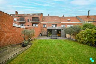 Ontdek deze verrassend ruime ééngezinswoning met inpandige garage, beschikkende over een riante bewoonbare oppervlakte van maar liefst 272 m²...