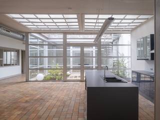 <strong>Polyvalent pand met loftgevoel nabij het stadscentrum en het station Gent-Dampoort.</strong><br /><br /><em>Voor meer informatie, mail naar info@carloeggermont.be</em><br /><br />"Pour vivre heureux, vivons caché".<br />Dit karaktervol pand is gelegen in tweede bouwzone, verscholen achter een monumentale poort van twee voormalige burgerhuizen met een groene oase als toegang. Hierachter vinden we deze polyvalente ruimte met een grondoppervlakte van 446 m2 en bruto vloeropp. van 308 m2.<br /><br />Dit pand werd omgevormd tot een karaktervolle bedrijfsruimte met open karakter. Grote ruimtes in combinatie met privatieve afgescheiden ruimtes, lichtinval, sheddaken… zorgen voor een waar loftgevoel.<br />Dankzij het multifunctioneel karakater van het pand biedt het talloze mogelijkheden inzake invulling:<br />- kantoorruimte<br />- commerciële ruimtes<br />- atelierruimtes (vb. kunstenaars, kleine ambacht…)<br />- opslagruimte / magazijn<br />-…<br /><br />De grote ramen langsheen de buitenpatio, de serrestructuur als inkom en de dakramen langs de sheddaken zorgen voor een bijzonder lichtrijk geheel.<br /><br />Een extra troef is de toegankelijkheid zowel langs de voorzijde langs de ring, als de achterzijde die toegang biedt tot een publieke parking aan het Spaanskasteelplein.<br /><br /><strong>Dit is een uitzonderlijke kans voor wie op zoek is naar een atypisch magazijn of bedrijfspand met polyvalente mogelijkheden, gelegen op de Gentse binnenring.</strong>