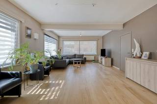 Achter de stijlvolle, gerenoveerde gevel schuilt een bijzonder ruime woning van maar liefst 208 m². Dankzij de 4 slaapkamers en de royale leefruimtes is deze woning ideaal voor een gezin dat op zoek is naar comfort en ruimte.<br /><br />De woning werd in 2008 volledig gerenoveerd, met aandacht voor zowel de uitstraling als het hedendaagse wooncomfort. Zo werden onder meer het dak, de ramen en de gevel vernieuwd en werd ook het interieur grondig aangepakt. De vernieuwde keuken, badkamer en vloeren zorgen voor een aangename en eigentijdse woonomgeving.<br /><br />De woning bevindt zich in de verkeersluwe Hofakkerstraat, op slechts enkele honderden meters van het centrum van Zwijnaarde. Een uitstekende ligging voor wie rust en bereikbaarheid wil combineren, met winkels, voorzieningen en openbaar vervoer op korte afstand.<br /><br />De woning is momenteel verhuurd, wat deze eigendom eveneens interessant maakt als investering.<br /><br />INDELING van de woning: <br />- Gelijkvloerse verdieping: inkomhal met gastentoilet, ruime en lichtrijke leefruimte met toegang tot de tuin, volledig geïnstalleerde keuken<br />- Eerste verdieping: 3 slaapkamers waarvan 1 master met dressing, badkamer met ligbad en douche<br />- Tweede verdieping: 4e slaapkamer of polyvalente ruimte<br />- Extra: Oprit voor meerdere wagens, tuinberging en groene stadstuin<br /><br /><br /><br />Bestuursmaatregelen in het maatregelenregister: nee