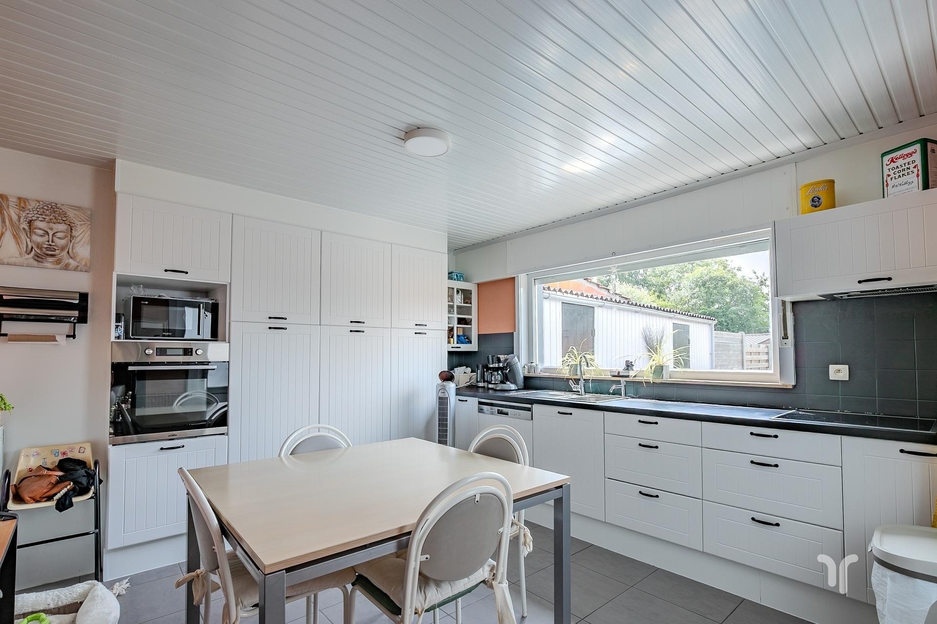 Instapklare, gesloten bebouwing op rustige ligging met 3 slaapkamers, garage en prachtige tuin. - foto 4