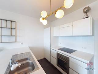 <p><strong>ETTERBEEK - In de Europese wijk, in de nabijheid van alle Europese instellingen, dicht bij openbaar vervoer en winkels, in het project "Belview", appartement met 2 slaapkamers van circa 106m² woonoppervlakte.</strong></p>
<p><span>Op de 21ste verdieping:</span></p>
<ul>
<li>
<p>Inkomhal met apart toilet en technische ruimte</p>
</li>
<li>
<p>Leefruimte van circa 37m² (5,7 x 7) met toegang tot een terras van circa 8,5m² met uitzicht over de hele Europese wijk</p>
</li>
<li>
<p>Volledig uitgeruste open keuken (oven, kookplaten, afzuigkap, koelkast/vriezer, vaatwasser)</p>
</li>
<li>
<p>Nachthal met apart toilet</p>
</li>
<li>
<p>Slaapkamer van circa 10m² (2,75 x 3,65)</p>
</li>
<li>
<p>Slaapkamer van circa 14,5m² (4,3 x 3,36) met aangrenzende badkamer (bad, dubbele wastafel)</p>
</li>
<li>
<p>Doucheruimte (douche, wastafel)</p>
</li>
</ul>
<p>Kelder</p>
<p>Lasten van 200€/maand (=Forfait van 110€ voor de gemeenschappelijke delen en een voorschot van 90€ voor warm water en verwarming !!) Eenmalige verhuiskosten van 50€ ! <br />Verzekering afstand van verhaal: 130€/jaar</p>