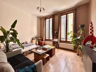 Geniet volop van het stadsleven vanuit de Opera wijk! De studio is gelegen in de prestigieuze winkelstraat: Hopland. <br /><br />U vindt er alle troeven van de stad. Gelegen nabij De Keyserlei, De Meir, luxewinkels, fijne barista’s, horecazaken, Centraal Station, openbaar vervoer en nog veel meer!<br /><br />Deze studio van ca. 40m² bestaat uit hoge plafonds en is volledig op parket.<br /><br />Indeling alsvolgt : Een leefruimte met aansluitend gezellig terras, ingerichte keuken in zwart graniet met frigo; kookfornuis; oven en kleine afwasmachine, aparte slaapkamer, badkamer met douche; lavabo en toilet. Inclusief aansluiting voor wasmachine en droogkast.<br /><br />Huurprijs €855,-/maand. Er zijn GEEN gemeenschappelijke kosten. <br />Elektriciteit, gas en water zijn individueel.<br /><br />Wenst u dit pand te bezichtigen? Laat het ons gerust weten en wij plannen een bezoek voor u in!