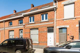 <div><div> <p>Verder af te werken woning met tuin en achteruitweg.</p><p>Deze karaktervolle woning is rustig gelegen in een éénrichtingsstraat en biedt een uitstekende basis voor wie op zoek is naar een eigendom die nog volledig naar eigen smaak kan worden ingericht. De oost-georiënteerde tuin met veel privacy en de praktische achteruitweg via een servitude vormen hierbij een mooie extra troef. Via de inkomhal komt u in de voor- en tussenkamer, afgewerkt met een laminaatvloer en verbonden door een moderne metalen tussendeur. Achteraan bevindt zich een afzonderlijk toilet. Een keuken is nog niet voorzien, waardoor de indeling en afwerking volledig vrij te bepalen zijn. Op de eerste verdieping is er ruimte om twee slaapkamers en een badkamer in te richten. Deze verdieping dient verder afgewerkt te worden, wat de mogelijkheid biedt om alles volledig naar eigen wens vorm te geven. De woning werd in 2007-2008 grondig verbouwd. De daken werden vernieuwd en geïsoleerd en de verwarming gebeurt via een condensatieketel op gas. De achterliggende tuin met servitude zorgt voor een vlotte en praktische toegang. Een interessante opportuniteit voor wie op zoek is naar een woning met potentieel en een rustige ligging. </p></div> </div>