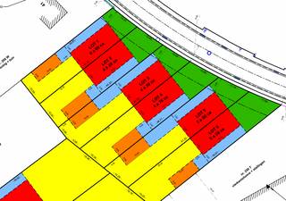 LAATSTE WONING TE KOOP:<br />Exclusieve, ruime BEN-nieuwbouwwoning met 3 à 4 slaapkamers in landelijke omgeving.<br /><br />Deze halfopen bebouwing is gelegen op een zeer gunstige en mooie locatie in het landelijke Aaigem waarbij alles voor het dagelijkse leven kortbij ter beschikking is zoals school, winkels, alle zorgverlening, bushalte, treinstation, vlotte verbinding naar E40 en als belangrijke troef zijn er de talrijke wandelwegen langs de achtergelegen velden en bossen. <br /><br />Hoogwaardige afwerking met duurzame materialen, innovatieve technieken en hernieuwbare energie is hier van toepassing. <br />De woning wordt volledig naar smaak van de koper afgewerkt. Alle materialen, alsook gevelsteen zijn vrij te kiezen.<br />De mooie, ruime tuin en terras zijn Z-georiënteerd. Dit geeft een rustig gevoel met zicht over de achtergelegen velden.<br /><br />Bij het binnenkomen in de inkomhal tref je een afzonderlijk toilet, berging en bureauruimte.<br />Er is een lichtrijke leefruimte op halfopen keuken met zicht op terras en tuin.<br />Op de eerste verdieping is er een ruime badkamer met ligbad, douche, lavabo en toilet. Daarnaast zijn er 3 slaapkamers aanwezig.<br />Op de 2de verdieping is er een technische ruimte en zijn er nog 2 kamers mogelijk.<br /><br />Bergplaats, tuinhuis, poolhouse kan met max 30m2.<br />Onder het terras is een ruime buitenberging voorzien.<br />Grondwaarde is 135 000€ (lot 3) aan registratie. De constructiewaarde is 312 000€ aan BTW.<br />Bij interesse en meer info contacteer Kristien 0475 496218.