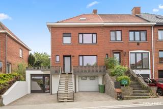 Cette charmante maison 3 façades est superbement située dans le convoité Heverlee, dans un emplacement de choix à proximité du centre de Louvain, des écoles, des magasins et des routes d'accès importantes.<br /><br />En entrant dans la maison, vous arrivez dans le hall d'entrée, où se trouve immédiatement une première salle de bains moderne, équipée d'une grande douche, de toilettes et d'un lavabo - idéale pour les invités ou comme salle de bains supplémentaire pratique.<br /><br />Une porte élégante mène au spacieux salon, qui se fond parfaitement dans la cuisine entièrement équipée avec buanderie attenante. La cuisine offre une vue agréable sur le charmant jardin - un endroit idéal pour se détendre ou profiter des journées ensoleillées.<br /><br />Au premier étage, il y a deux chambres à coucher complètes, une troisième chambre (enfant ou bureau) et une deuxième salle de bains. Le grenier entier a été aménagé en une impressionnante chambre principale avec une vue magnifique sur Louvain - un atout unique de cette maison.<br /><br />La maison est entièrement sous-sol et offre un espace supplémentaire exceptionnel. Le sous-sol comprend un garage très spacieux, une chaufferie, un espace de rangement séparé et une pièce polyvalente supplémentaire. Cet espace servait autrefois de magasin de couture et peut être parfaitement aménagé en espace de pratique, bureau, espace de loisirs, salle de sport ou espace d'étude pour les enfants en train d'étudier.<br /><br />Au cours de la dernière année, la maison entière a subi une mise à jour solide, avec un label EPC B, vous n'avez pas à vous soucier des coûts de consommation élevés.<br />Avec une superficie totale de 242m² (selon le certificat PEB, sous-sol chauffé inclus), vous ne manquerez pas d'espace.<br />En bref, une maison polyvalente et spacieuse avec de nombreuses possibilités dans un emplacement de premier choix.<br /><br />Intéressé ? Planifiez dès aujourd'hui votre visite sur www.polares.eu et découvrez par vous-même les atouts de cette maison unique.