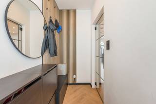 ent u op zoek naar een charmante woning in Burcht?<br />Lees hier dan zeker even verder!<br /><br />Het EPC, de goede staat van deze woning en de grote tuin/terras zijn de pluspunten die we hier terug vinden.<br /><br />GLVL: langs de inkomhal (4m²) met mooie glazen deur, komen we terecht in de aangename leefruimte met lichtrijke, open keuken, die samen 34m² groot zijn. <br /><br />Via het schuifraam krijgen we toegang tot de enorme buitenruimte van maar liefst (34m²)<br />Tuin of terras? U kiest !<br /><br />De knusse badkamer (3m²) beschikt over een douche, een enkele wastafel en een toilet.<br /><br />1steV: hier vinden we 2 slaapkamers (9m² en 7m²) met een ruime nachthal (12m²) waar plaats is voor een dressing of een leeshoek<br /><br />2deV: via de vlizotrap bereiken we de zolder (15m²) waar reeds een raam aanwezig is, indien dit ook gebruikt zou worden als extra slaapkamer<br /><br />Bent u nieuwsgierig en komt u graag eens kijken ?<br />Contacteer dan nu uw makelaar voor een bezichtiging !