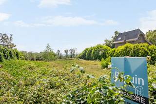 <p>Deze bouwgrond van 994m2 is topgelegen aan de voet van het Kluisbos, genietend van een PRACHTIG ZICHT. <br />Veel potentieel. <br />Vergunning voor 4 appartementen aanwezig (geen verplichting). <br /><br />Geen bouwverplichting, mooie bouwgrond op een TOPLOCATIE. <br /><br />Bezoek na afspraak met IMMO BEGUIN: info@immobeguin.be</p>