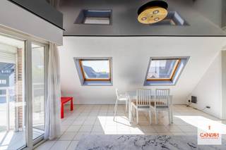 Dit appartement bevindt zich op de tweede en bovenste verdieping van een kleinschalige residentie in Wondelgem. Het is centraal gelegen, met...