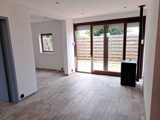 Cette maison de vacances meublé se situe sur la domaine de vacances De Grote Zeemeeuwen tout près des dunes de Coxyde / Oostduinkerke. Cette maison vous offre un living lumineux avec cuisine ouverte , 2 chambres à coucher , une salle de bains avec douche , une grande terrasse ensoleillée et un emplacement de voiture!