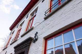 Bright duplex apartment for rent in Bruges.The layout is as follows:Floor 1: entrance hall with separate guest toilet - spacious living room - fully...