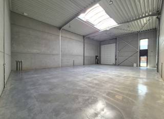 Ben je op zoek naar een nieuwbouw KMO-unit met een interessante ligging? Zoek niet verder! Deze unit gelegen in het Business Park Wildebeek heeft alles wat je zoekt. <br /><br />Indeling: <br />- Opslag/werkruimte <br />- Toilet<br /><br />Bijzonderheden:<br />- 2 parkeerplaatsen<br />- Goede ligging nabij Aalst en de oprit van de E40 <br />- Mogelijkheid om niet enkel als opslag te gebruiken, maar ook als werkplaats te gebruiken<br /><br />Mis deze kans niet en vraag vandaag nog uw bezoek aan. <br /><br />Bij Albert kom je thuis