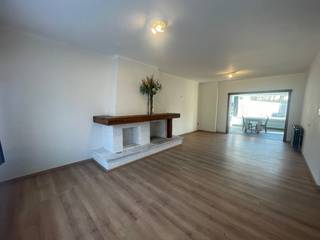 Deze ruime woning met grote tuin is gelegen nabij het centrum van Westerlo.<br />Hierdoor wordt rust gecombineerd met tal van faciliteiten en voorzieningen.<br /><br />Bestaande uit:<br />- Inkom<br />- Trap naar boven<br />- 4 slaapkamers<br />- Woonkamer/eetkamer<br />- Ingerichte keuken <br />- Badkamer met douche, toilet en dubbele lavabomeubel <br />- Inpandig garage <br />- 1 garage aan achterzijde (moet nog wel afgewerkt worden)<br />- Tuin<br />- Terras<br /><br />Extra:<br />- De huurprijs bedraag 1175 euro/maand!<br />- De woning is onmiddellijk beschikbaar!<br />- Er zijn reeds gordijnen voorzien + led verlichting!<br /><br />Uitsluitend via onze website www.vastengoed.be kan u een bezichtiging inplannen op de vooropgestelde bezoekmomenten. Voor andere vragen kan u het kantoor bereiken op het nummer 014/72.73.74.