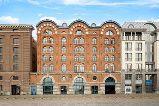 <p><strong>'Wonen aan het MAS'</strong>: Ruime loft met groot zonneterras op het zuiden gelegen aan de Godefriduskaai op het Eilandje. Dit project dateert van midden jaren '90. De loft zelf, gelegen op de 5de verdieping, is aan de achterzijde van het gebouw en heeft zicht over de stad.<br /> </p>
<p><strong>Indeling: </strong><br />Inkomhal met aparte wc; slaapkamer; badkamer met ligbad en douche; living; eetkamer; open keuken met berging en wasplaats; groot zonneterras op bankirai. <br /><br /><strong>Bijzonderheden:</strong></p>
<ul>
<li>Grote kelderberging inclusief.</li>
<li>1 cascade plaats (= 2 plaatsen achter elkaar) te huur aan € 250,-</li>
<li>Provisie algemene kosten € 175,-/mnd.</li>
<li>Airco.</li>
<li>Beschikbaar 1 december 2026.<br /> </li>
</ul>