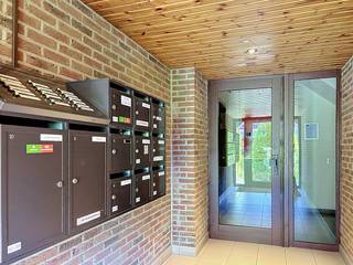 Ruim en zonnig twee slaapkamer appartement nabij het centrum van Strombeek-Bever in een aangename straat.<br /><br />Het appartement met een totale oppervlakte  meer dan 127m2 bestaat uit:<br />- Inkomhal met dressing<br />- Ruime berging met mogelijkheid tot plaatsen wasmachine/droogkast<br />- Apart toilet<br />- Ruimte living aansluitend met groot zuid-west gericht terras<br />- Ingerichte keuken met vaatwasser<br />- Twee slaapkamers<br />- Badkamer met bad<br />- Kelder<br /><br />De gemeenschappelijke kosten, onder de vorm van een provisie, bedragen 130,00 euro/maand en dienen voor het onderhoud van de gemeenschappelijke delen, en een provisie voor het watergebruik. <br /><br />Het appartement is onmiddellijk beschikbaar. Wenst u bezoek? Gelieve dit bezoek dan aan te vragen via onze website. <br />