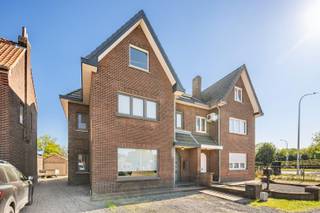 Droomt u van een woning te koop met ruimte, een groot perceel en heel wat mogelijkheden? Dan is deze halfopen bebouwing op een perceel van 10 are 14 absoluut het ontdekken waard 🏡. Deze woning biedt een sterke basis voor wie op zoek is naar een huis dat volledig naar eigen smaak kan worden ingericht.<br /><br />Bij het betreden van de woning komt u terecht in de inkomhal, die toegang geeft tot de leefruimte en de keuken 🍽️. De indeling is praktisch en logisch opgebouwd, waardoor de verschillende ruimtes vlot met elkaar verbonden zijn. De woning beschikt daarnaast over drie slaapkamers 🛏️, wat ze ideaal maakt voor gezinnen, koppels met ruimtebehoefte of wie een extra bureau of hobbykamer wenst.<br /><br />Dankzij de aanwezige ruimtes en structuur biedt deze woning tal van mogelijkheden qua indeling en inrichting. Het is een woning met potentieel voor wie graag zelf bepaalt hoe zijn toekomstige thuis eruitziet.<br /><br />Het perceel van 10 are 14 🌳 is een belangrijke troef. De tuin biedt veel buitenruimte en kan volledig naar eigen wens worden ingericht. Ideaal voor wie op zoek is naar een woning met tuin, rust en privacy ☀️.<br /><br />Daarnaast geniet deze woning van een uitstekende ligging met een goede verbinding 📍 naar omliggende gemeenten, winkels, scholen en belangrijke invalswegen 🚗. Hierdoor combineert u rustig wonen met een vlotte bereikbaarheid in het dagelijks leven.<br />Kortom, deze woning te koop is een interessante opportuniteit voor wie op zoek is naar een huis met 3 slaapkamers, een groot perceel en veel potentieel in een goed bereikbare regio ✨.<br /><br />Bent u op zoek naar een woning met tuin en mogelijkheden om naar eigen smaak in te richten? Contacteer ons gerust voor meer informatie of een bezoek ter plaatse 📞.<br /><br />📑 Stedenbouwkundige info:<br />woongebied – bouwvergunning – geen rechterlijke herstelmaatregel of bestuurlijke maatregel opgelegd – geen voorkooprecht – geen verkavelingsvoorschriften.<br /><br />EPC: 451 kWh/(m²jaar) - certificaatnummer 20260430-0003855161-RES-1<br /><br />🌊 Overstromingsrisico: niet overstromingsgevoelig<br /><br />G-score: A<br />P-score: D<br />