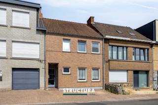 Situé dans un petit immeuble sans syndic, cet appartement de plain-pied à rafraîchir offre deux chambres et un jardin privatif. Grâce à sa...