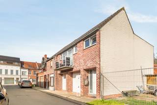 <strong>Deze goed onderhouden woning (bouwjaar 1997)</strong> is gelegen op een vlot bereikbare locatie in Ninove, vlakbij het Stadspark en met een goede verbinding naar het centrum en invalswegen.<br />Scholen, winkels en openbaar vervoer bevinden zich op wandelafstand. Op het <strong>gelijkvloers</strong> bevindt zich een dubbele garage, een inkomhal, een praktische was-/bergruimte, een doucheruimte en een afzonderlijk toilet. De <strong>eerste verdieping</strong> omvat een lichtrijke leefruimte met terras, twee slaapkamers, een afzonderlijk toilet en een ingerichte badkamer. Dankzij de praktische indeling en<strong> de aanwezigheid van twee garages</strong> is deze woning <strong>ideaal voor eigen bewoning of als interessante investering</strong>. <strong>CV stookolie. ASBESTVEILIG. ELEKTRICITEIT CONFORM TOT 2036. Meer info of een bezoek, contacteer stephanie@immodelestre.be of 0474 33 27 85. www.immodelestre.be</strong>