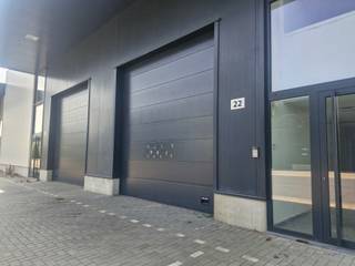 <p><strong>Te huur: magazijn met kantoren, ideaal gelegen in Achêne!</strong></p>
<p>Wij bieden u een magazijn van ca. 625 m² met een mooie vrije hoogte, evenals 145 m² kantoorruimte met keuken, toilet en doucheruimte.<br />Het gebouw is uitgerust met twee grote sectionaalpoorten en voldoet aan de nieuwste isolatienormen.<br />Ideaal gelegen in de zone van Achêne, op slechts 3 minuten van de afrit E411: snelle toegang en optimale zichtbaarheid.</p>
<p>Voorschot op kosten: €200/maand (water, gas, elektriciteit).</p>
<p><strong>Geïnteresseerd? Neem vandaag nog contact met ons op voor meer informatie of om een bezichtiging te plannen</strong></p>