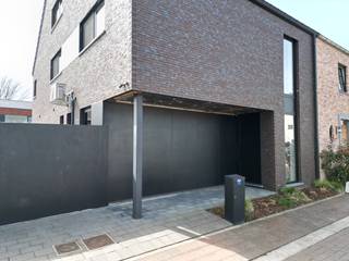 <u><strong>Prachtige moderne gezinswoning in kindvriendelijke buurt te Maasmechelen (In de Leym 7)</strong></u><br /><br />Bent u op zoek naar een ruime, energiezuinige woning in een rustige en kindvriendelijke omgeving? Dan is deze prachtige woning, gelegen in een doodlopende straat te Maasmechelen, precies wat je zoekt. De ligging garandeert weinig verkeer en een veilige omgeving voor kinderen, terwijl je toch geniet van een vlotte bereikbaarheid en een aangename woonbuurt.<br /><br />Deze recente woning (bouwjaar eind 2019) beschikt over een bewoonbare oppervlakte van maar liefst 275 m² en is gelegen op een perceel met een tuin van 2 are 91 ca. De woning combineert ruimte, comfort en moderne afwerking.<br /><br /><strong>Indeling</strong>:<br />Bij het betreden van de woning kom je terecht in een ruime, open inkomhal met een indrukwekkende vide die zorgt voor een extra gevoel van ruimte en licht. Hier bevinden zich tevens een gastentoilet en een technische berging, die ook langs buiten bereikbaar is via een zijdeur.<br /><br />De inkomhal geeft toegang tot de lichtrijke leefruimte met airconditioning. De open woonkamer staat in directe verbinding met de stijlvolle zwarte designkeuken met keramisch werkblad. Deze is volledig uitgerust met kwalitatieve toestellen: een oven, magnetron, vaatwasser en een inductiekookplaat met ingebouwde afzuiging. Dankzij de grote raampartijen geniet de leefruimte van een overvloed aan natuurlijk licht. Aansluitend vind je nog een praktische berging met aansluitingen voor wasmachine en droogkast, en voldoende ruimte voor extra stockage.<br /><br />Op de eerste verdieping bevinden zich twee ruime kinderkamers en een kleine badkamer met douche, toilet en wasmeubel. De master bedroom beschikt over een eigen badkamer, uitgerust met een ligbad, inloopdouche en wasmeubel, alsook een aparte inloopdressing.<br />Via een vaste trap bereik je de tweede verdieping, waar zich een zolderruimte van maar liefst 75 m² bevindt. Deze kan perfect ingericht worden als extra slaapkamer, hobbyruimte, bureau of polyvalente ruimte.<br /><br /><strong>Buitenruimte</strong>:<br />De tuin is volledig omheind en afgesloten met een poort aan de voorzijde, wat extra veiligheid en privacy biedt. Achteraan de woning bevindt zich een gezellige overkapping, ideaal om het hele jaar door van het buitenleven te genieten.<br /><br /><strong>Pluspunten:</strong>
<ul>
	<li>Gelegen in een doodlopende straat (zeer kindvriendelijk)</li>
	<li>Energiezuinige woning</li>
	<li>15 zonnepanelen</li>
	<li>Airconditioning aanwezig</li>
	<li>Grondwater voorzien</li>
	<li>Recente bouw (eind 2019)</li>
	<li>Ruime bewoonbare oppervlakte (275 m²)</li>
	<li>Veelzijdige zolderruimte (75 m²)</li>
</ul>
Spreekt deze prachtige woning je aan? Neem dan zeker contact met ons op voor een bezichtiging ter plaatse en ontdek zelf alle troeven van deze unieke woning!<br /><br /><strong>Tel.: 0032(0) 485 97 49 28<br />E-mail: info@co-realestate.be</strong>