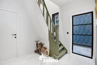 Op een centrale en vlot bereikbare locatie bevindt zich deze energiezuinige en instapklare woning, afgewerkt met oog voor comfort en ruimte.Bij het...