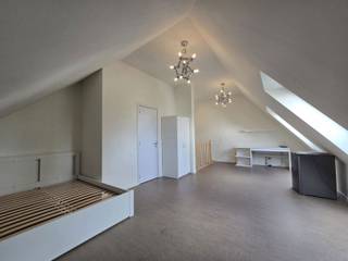 <p><strong><span>VOOR DE SNELLE BESLISSERS!</span><br /><span>ACADEMIEJAAR 2026-2027</span></strong></p>
<p>Op zoek naar een moderne en comfortabele studentenkamer op een toplocatie? Deze volledig gemeubelde studentenkamer in het prestigieuze studentenproject Campus Vital is onmiddellijk beschikbaar.<br /><br />De kamer bevindt zich op de tweede verdieping en is instapklaar. Ze is uitgerust met een bed, bureau, koelkast en ruime kleerkast. Ook verlichting en gordijnen zijn reeds voorzien, zodat je meteen zorgeloos kan intrekken.<br /><br /><br />Daarnaast kunnen bewoners gebruikmaken van een ruime, aangename gemeenschappelijke keuken, voorzien van meerdere kookvuren, eettafels en een gezellige tv-hoek. Het gebouw beschikt bovendien over een binnenkoer en een overdekte fietsenstalling aan de achterzijde.<br /><br /><br />Een ideale uitvalsbasis voor studenten die comfort, sfeer en een kwalitatieve woonomgeving willen combineren.<br /><br /><br />Huurprijs: €735/maand<br />Provisie: €80/maand (gemeenschappelijke lasten + nutsvoorzieningen)<br />Beschikbaar: onmiddellijk</p>