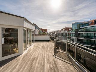 Deze exclusieve penthouse, met zijn uitzonderlijke breedte en riante terrassen, is ideaal gelegen op een toplocatie vlakbij de zee en de Lippenslaan. Het appartement beslaat een volledige verdieping en verwelkomt u via een inkomhal die uitgeeft op een ruime en lichtrijke leefruimte met open keuken. Vanuit deze leefruimte heeft u directe toegang tot het uitzonderlijk groot westgericht terras vooraan, waar u in alle rust en privacy kunt genieten. Verder beschikt het appartement over drie volwaardige slaapkamers, elk met toegang tot het terras achteraan. De master bedroom is voorzien van een ensuite badkamer. Daarnaast is er een aparte douchekamer, wat zorgt voor extra comfort. <br />De volledige renovatie was in 2023. Sindsdien werd het nauwelijks gebruikt dus alles ruikt nog naar nieuw.<br />Het appartement werd ook voorzien van ingebouwde airconditioning.<br /><br />Dit unieke en prachtige appartement werd met uitzonderlijke zorg en een verfijnd oog voor detail afgewerkt, waarbij hoogwaardige materialen en een harmonieuze afwerking centraal staan. Elk element werd doordacht gekozen om een gevoel van comfort, elegantie en tijdloze klasse te creëren. Bovendien geniet het appartement van een absolute toplocatie, waar rust, bereikbaarheid en een aangename leefomgeving perfect samenkomen.<br /><br />Kelderberging inbegrepen en mogelijkheid tot aankoop van een tandem (2) autostaanplaatsen in dezelfde residentie.<br />Stedenbouwkundig uittreksel en maatregelenregister in aanvraag.<br /><br />Aarzel niet om ons te contacteren voor meer info: tel.: 050 62 44 14 of via knokke@immax.be