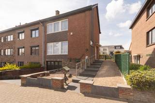 Immo Pické biedt U deze gunstig gelegen woning aan gelegen in de nabijheid van scholen, winkels, openbaar vervoer en de...