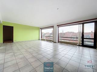 Gelegen op korte afstand van het centrum, op de tweede verdieping van een prachtig gebouw zonder lift (lage kosten!), biedt dit prachtige...