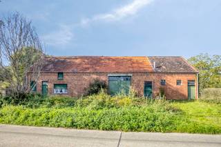 Op een aangename en rustige locatie, gelegen op een mooi hoekperceel en met weids zicht op het achterliggende agrarisch gebied, bevindt zich deze authentieke hoeve met een bijzonder potentieel.<br /><br />Het geheel biedt een unieke combinatie van wonen, karakter en ontwikkelingsmogelijkheden. De bestaande hoeve mag niet worden afgebroken en dient volledig gerenoveerd te worden. Daarnaast bestaat de mogelijkheid om de grond op te splitsen in drie afzonderlijke percelen: een perceel met de bestaande hoeve van 25are 27ca en twee bouwgronden voor open bebouwing van respectievelijk 7 are 56 ca en 7 are 50 ca.<br /><br />De authentieke hoeve beschikt over een bijzonder karakter en tal van originele elementen. De ruime structuur, de karaktervolle gevel in baksteen en de grote zolderruimte bieden heel wat mogelijkheden om een unieke woning te creëren.<br /><br />De hoeve dient volledig gerenoveerd te worden. Op heden is er geen verwarmingsinstallatie en geen sanitair aanwezig, waardoor de toekomstige eigenaar de woning volledig naar eigen wensen en behoeften kan vormgeven.<br /><br />Dankzij de ruime zolderverdieping zijn er bovendien mogelijkheden om de bestaande woonoppervlakte verder uit te breiden, afhankelijk van de geldende stedenbouwkundige voorschriften.<br /><br />Naast de hoeve omvat het geheel twee percelen die in aanmerking komen voor open bebouwing:<br /><br />Bouwgrond 1: 7 are 56 ca<br />Bouwgrond 2: 7 are 50 ca<br /><br />De combinatie van de bestaande hoeve en de twee bouwmogelijkheden maakt dit eigendom bijzonder interessant voor wie op zoek is naar een renovatieproject met bijkomend ontwikkelingspotentieel.<br /><br />De hoekligging, de aangename omgeving en het zicht op het agrarische gebied zorgen bovendien voor een mooie woonomgeving met een landelijk karakter.<br /><br />Een eigendom met karakter en mogelijkheden, ideaal voor wie op zoek is naar een authentieke renovatiehoeve en/of een interessante vastgoedontwikkeling.<br /><br />Voor meer informatie of een bezoek ter plaatse kunt u contact opnemen met Lotte Thijs via lotte@immogve.be of 0474 38 63 93.