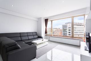 <p><strong>Op een absolute toplocatie, tegenover het Stadspark, bevindt zich dit stijlvol en grondig gerenoveerde appartement van ca. 125 m², gelegen op de 7de verdieping. Dankzij de hoge ligging en grote raampartijen geniet het appartement van een uitzonderlijke lichtinval en een prachtig, open uitzicht over de stad en het groen van het Stadspark.</strong></p>
<p>Het appartement werd in 2022-2023 volledig gerenoveerd met bijzondere aandacht voor comfort, kwaliteit en een verzorgde afwerking. <br />Inkomhal met vestiaire en gastentoilet. De royale leefruimte vormt het hart van het appartement en baadt de hele dag in natuurlijk licht. Aansluitend bevindt zich de ruime, volledig uitgeruste keuken voorzien van opbergkasten en toestellen, die toegang biedt tot een klein terras. Ruime inkomhal met vestiairekasten en gastentoilet.</p>
<p>Verder beschikt het appartement over drie volwaardige slaapkamers (12m² - 17m² en 9m²) voorzien van airconditioning, een badkamer met<br />een inloopregendouche, toilet en een lavabo in een meubel. Terras met Z-orientatie.</p>
<p>Het appartement is uitstekend gelegen. Het Stadspark ligt letterlijk voor de deur, terwijl winkels, restaurants, koffiebars, openbaar vervoer, station en het bruisende stadscentrum zich allemaal op wandelafstand bevinden. <br /><strong><br />BIJZONDERHEDEN:</strong></p>
* Topligging tegenover Stadspark te Antwerpen centrum<br />* Gerenoveerd in 2022-2023<br />* EPC-label B 160kWh/m², airco, conforme keuring<br />* Kelder aanwezig -1 - (K12).<br />* Verwarmingsketel op gas dd. 2006