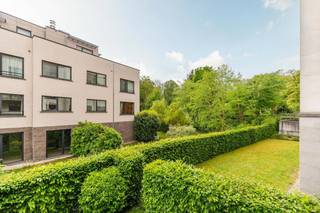 1180 UKKEL (PRIGOGINELAAN 18) - Ideaal gelegen nabij alle voorzieningen (scholen, parken, winkels, station, enz.), maar toch verscholen in een groene oase, beschut tegen lawaai. Trevi presenteert u een prachtig appartement met 2 slaapkamers en een terras, voorzien van hoogwaardige afwerking. Het appartement van ± 110 m² is als volgt ingedeeld: inkomhal, ruime woonkamer, volledig uitgeruste keuken met bijkeuken/wasruimte, groot terras op het zuiden, nachthal, twee slaapkamers waarvan één hoofdslaapkamer, een badkamer/douche. In de kelder: een parkeerplaats (nr. 23) en een kelder (nr. 29). Het gebouw dateert uit 2011 en beschikt al over alle mogelijke energiezuinige voorzieningen (uitstekende isolatie, dubbele ventilatie, hoogwaardige aluminium kozijnen met dubbele beglazing, individuele gascondensatieketel). EPC: B- (88 kWh/m²/jaar en 18 g CO₂).<br />Neem voor meer informatie en om een bezichtiging te regelen contact op met Louis via 0477 57 98 87 of per e-mail op LMEERT@TREVI.BE