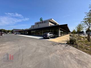 Fenomenaal gelegen nieuwbouw handelspand met een oppervlakte van 461 m² (uitbreidbaar tot 1.302 m²) te huur langs de bedrijvige Ieperse Steenweg,...