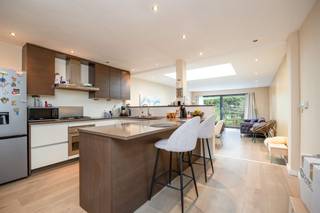 <p><span>Welkom in dit lichtrijke huis, waar comfort, ruimte en een uitstekende ligging samenkomen.</span><span> </span></p><p><span>In de Kouterstraat in Waasmunster vind je dit volledig instapklaar huis te koop. Ze is rustig gelegen in een aangename residentiële straat en geniet van een uitstekende bereikbaarheid. Dankzij de vlotte verbinding met de E17 en het openbaar vervoer bereik je omliggende steden, winkels, scholen en andere voorzieningen in een mum van tijd.</span></p><p><span>De woning beschikt over een </span><span>bruikbare oppervlakte van ca. 109m²</span><span> en biedt een comfortabele en praktische indeling. Een absolute troef is het </span><span>ruime, zuidgerichte terras</span><span>, waar je in alle rust kunt genieten van de buitenruimte en volop van de zon.</span></p><p><span>Indeling</span></p><p><span>Gelijkvloerse verdieping</span></p><ul><li><span>inkomhal</span></li><li><span>toilet</span></li><li><span>badkamer met dubbele wastafel en douche</span></li><li><span>volledig geïnstalleerde keuken</span></li><li><span>ruime en lichtrijke leefruimte</span></li><li><span>berging met voorzieningen voor wasmachine en droogkast</span></li><li><span>terras</span></li></ul><p><span>Eerste verdieping</span></p><ul><li><span>slaapkamer één</span></li><li><span>slaapkamer twee</span></li></ul><p><span>Troeven</span></p><ul><li><span>Topligging in een rustige, residentiële straat in Waasmunster</span></li><li><span>Groot, zuidgericht terras </span></li></ul><p><span>Dit pand kan onderhevig zijn aan de renovatieverplichting voor residentiële gebouwen. <span>https://www.energiesparen.be/renovatieverplichting-residenti%C3%ABle-gebouwen-2023</span></span><span> </span></p><p><span>Ben jij geïnteresseerd in dit ruim huis te koop op een toplocatie in Waasmunster, ben je op zoek naar ander vastgoed, een investering of wens je de waarde van jouw eigendom te kennen? Dan ben je bij BOLT immo aan het juiste adres! Wij helpen jou graag verder.</span></p>