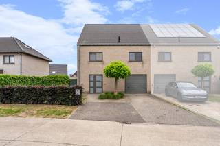 <p><strong>Altro vastgoed verkoopt : eerste bezoekdag op zaterdag 20 juni - enkel op afspraak</strong></p><p></p><p><strong>Op zoek naar een woning die volledig klaar is voor de toekomst? Zoek niet langer.</strong></p><p><strong>In een uiterst kindvriendelijke (doodlopende straat) en residentiële buurt in Lochristi bevindt zich deze jonge, moderne halfopen bebouwing.</strong></p><p><strong>Met een indrukwekkend EPC-label A en een volledig conforme elektriciteit koopt u hier 100% gemoedsrust. </strong></p><h3>Waarom dit uw slimme, nieuwe thuis wordt:</h3><ul><li><p><strong>Zorgeloos &amp; Energiezuinig (EPC A):</strong> Dankzij de uitstekende isolatie en moderne technieken geniet u van een minimaal energieverbruik en een heerlijk binnenklimaat. Klaar voor de toekomst!</p></li><li><p><strong>Elektriciteit 100% Conform:</strong> Geen verborgen kosten of aanpassingen nodig bij de intrek. De elektrische installatie is volledig goedgekeurd.</p></li><li><p><strong>Licht &amp; Ruimte Centraal:</strong> De royale leefruimte geniet van een uitzonderlijke lichtinval dankzij de grote, kamerhoge raampartijen die een prachtig uitzicht bieden op de achterliggende tuin.</p></li><li><p><strong>Modern Kookcomfort:</strong> De volledig uitgeruste open keuken vormt het kloppend hart van de benedenverdieping. Ideaal om te koken terwijl u in contact blijft met uw gezin of gasten.</p></li><li><p><strong>Ruimte voor Groei (4 Slaapkamers):</strong> Naast drie volwaardige, lichtrijke slaapkamers op de eerste verdieping, beschikt de woning over een volledig ingerichte, multifunctionele zolderverdieping (master bedroom, home office of speelkamer).</p></li><li><p><strong>Buiten Genieten:</strong> De zonnige, volledig omheinde tuin met terras is een oase van rust. Klaar voor gezellige barbecues of een ontspannen koffie in de ochtendzon.</p></li><li><p><strong>Praktisch Comfort:</strong> Uitgerust met een moderne badkamer en een zeer praktische inpandige garage (rechtstreeks toegankelijk via de keuken) – ideaal voor uw wagen, fietsen en extra stockage.</p></li></ul><h3>Toplocatie in Lochristi</h3><p>Gelegen in een rustige, groene straat waar kinderen nog veilig buiten kunnen spelen. Toch bevindt u zich hier op wandelafstand van scholen, gezellige lokale winkels en het openbaar verzorging. Dankzij de onmiddellijke nabijheid van de N70 en de R4 bent u in een mum van tijd in Gent of op de snelweg (E17/E40).</p><h3>In de kijker (Kenmerken):</h3><ul><li><p><strong>EPC:</strong> A-label (Uitzonderlijk energiezuinig!)</p></li><li><p><strong>Elektriciteit:</strong> Volledig conform goedgekeurd</p></li><li><p><strong>Type:</strong> Halfopen bebouwing</p></li><li><p><strong>Slaapkamers:</strong> 4 (inclusief volledig ingerichte zolderkamer)</p></li><li><p><strong>Extra's:</strong> Inpandige garage, grote raampartijen, open keuken, zonnige tuin met terras</p></li></ul><h3>📞 Bent u klaar om deze toekomstbestendige woning zelf te ontdekken?</h3><p>Laat deze unieke, energiezuinige kans in het gezochte Lochristi niet aan u voorbijgaan. Planningsaanvragen en bezoeken worden nu gereserveerd.</p><p><strong>Neem vandaag nog contact op voor meer informatie of een bezoek ter plaatse!</strong></p><p><strong>Ellen : 0475.400.770 - ellen@altro-vastgoed.be</strong></p>