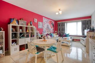 Dit goed onderhouden appartement (89m²) kent een gunstige ligging nabij winkels, openbaar vervoer en belangrijke invalswegen.Indeling van het appartement:- Ruime woonkamer- Ingerichte keuken- Badkamer met ligbad en dubbele lavabo- 2 volwaardige slaapkamers- Gastentoilet- Terras achteraan- Kelder op het gelijkvloersMogelijkheid tot aankoop van de garage (+ 20.000 euro)Extra troeven:- Het dak werd in 2021 vernieuwd- Verwarming op gas met calorimeters- Individuele tellers voor nutsvoorzieningen- Dubbele beglazing- Lage gemene lasten (geen syndicus en geen lift aanwezig)- Vernieuwde badkamer en keukenMeer info en/of een bezoek gewenst? Neem dan snel contact op met onze makelaar Vicky op: 0472 18 40 06.Bestuursmaatregelen in het maatregelenregister: in aanvraag