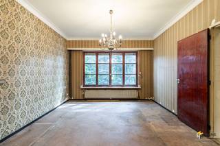 <p><span>Rustig wonen op een centrale locatie? Dan zit je hier helemaal goed. Deze woning bevindt zich in een aangename woonomgeving in Wilrijk, met een vlotte verbinding naar Antwerpen en omliggende gemeenten. Winkels, scholen, openbaar vervoer en groen bevinden zich allemaal binnen handbereik.</span></p><p><span>De woning is volledig te renoveren, maar beschikt over een solide basis (beton) en een praktische indeling met tal van mogelijkheden. Een ideale opportuniteit voor wie op zoek is naar een renovatieproject om de schouders onder te zetten.</span></p><p><span>Je betreedt de woning via de inkom- en traphal. Rechts bevindt zich de lichtrijke woonkamer van 32 m², die aansluit op de aparte keuken van 13 m² achteraan. Vanuit de keuken heb je zicht op en toegang tot de westgerichte tuin van maar liefst 113 m² — een mooie buitenruimte waar je volop van de namiddag- en avondzon geniet.</span></p><p><span>Verder zijn er op het gelijkvloers nog een kleine berging en een apart gastentoilet aanwezig.</span></p><p><span>Op de bovenverdieping bevinden zich drie slaapkamers van 7 m², 14 m² en 17 m², evenals de badkamer van 5 m².</span></p><p><span>Tot slot beschikt de woning nog over een kelder en een aanpalende garage, wat zorgt voor extra opslag- en parkeermogelijkheden.</span></p><p><span>Ben jij op zoek naar een renovatieproject om je schouders onder te zetten? Mis deze kans niet! Bewoonbare opp. 129 m² – ref.: bruto vloeropp. Voor meer info of een gratis schatting surf naar www.hansimmo.be</span></p><p><span> </span></p>