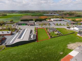 Bouwgrond met mogelijkheid tot 2 bouwloten in Gits<br /><br />Bouwen voor jezelf, wonen combineren met een vrij beroep of op zoek naar een perceel met interessante ontwikkelingsmogelijkheden? Deze bouwgrond aan de Bruggesteenweg 19 in Gits biedt verschillende mogelijkheden.<br /><br />Het perceel is gelegen in residentieel gebied en biedt de mogelijkheid om er een eengezinswoning met tuin te realiseren. Wie wonen en werken wil combineren, kan bovendien binnen het hoofdgebouw een nevenfunctie tot maximaal 100 m² voorzien, onder voorbehoud van de geldende voorschriften. <br />Denk bijvoorbeeld aan een praktijkruimte voor een vrij beroep, kantoor of andere kleinschalige activiteit. <br /><br />Ook interessant voor wie toekomstgericht of met meerdere generaties wil wonen: het perceel biedt mogelijkheden om een ruime eengezinswoning te realiseren waarbij, afhankelijk van het concrete ontwerp en de geldende voorwaarden, ook zorgwonen of een kangoeroeconcept onderzocht kan worden. <br /><br />Ook voor wie op zoek is naar een projectopportuniteit is het perceel interessant. De gemeente Hooglede heeft volgens de informatie waarover we beschikken principieel aangegeven dat een opsplitsing in twee bouwloten mogelijk is, uiteraard onder voorbehoud van het verkrijgen van de nodige vergunning.<br /><br />Troeven:<br />• Bouwgrond in residentieel gebied<br />• Mogelijkheid voor een ruime eengezinswoning<br />• Potentieel voor opsplitsing in 2 bouwloten<br />• Mogelijkheid om wonen en werken te combineren<br />• Vrij beroep of andere beperkte nevenfunctie tot 100 m²<br />• Mogelijkheden voor zorgwonen of een kangoeroeconcept, afhankelijk van de concrete invulling<br />• Interessant voor particuliere bouwers, zelfstandigen en investeerders<br /><br />Benieuwd naar de mogelijkheden van dit perceel? Neem gerust contact op voor de stedenbouwkundige voorschriften, bijkomende informatie of een bezoek ter plaatse.<br /><br />Contacteer Simon via 0498 123 708 of simon@vicusvastgoed.be.