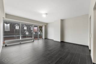 Op de derde verdieping van Brusselsestraat 214, bereikbaar met de lift en trap, bevindt zich dit ruime en aangename appartement met twee slaapkamers en een bewoonbare oppervlakte van 81 m². Het appartement werd gerenoveerd in 2017 en beschikt over een gunstig EPC-label B. De ruime woonkamer bevindt zich aan de zuidgerichte voorzijde van het gebouw en geniet van een aangename lichtinval. De keuken is uitgerust met een gasfornuis, ingebouwde oven, microgolfoven, koelkast en diepvriezer. De badkamer beschikt over een douchebad, een lavabo en een aansluiting voor een wasmachine. Daarnaast is er een afzonderlijk toilet aanwezig. De twee slaapkamers bevinden zich aan de rustige, noordgerichte achterzijde van het gebouw. Zowel aan de voor- als achterzijde is een terras met automatische zonwering voorzien. Verder is er een privatieve kelder en is er een fietsenstalling aanwezig. De maandelijkse huurprijs bedraagt €1.200, vermeerderd met €180 provisie voor de algemene lasten, water en de centrale verwarming op gas. Elektriciteit en het gasverbruik van het fornuis worden afzonderlijk afgerekend via individuele contracten. Daarnaast bestaat de mogelijkheid om voor € 100 per maand een parkeerplaats bij te huren, toegankelijk met code of afstandsbediening. Het appartement geniet van een uitstekende ligging met een vlotte bereikbaarheid van Gasthuisberg, Campus Arenberg, imec, evenals de belangrijkste invalswegen rond Leuven en het stadscentrum. Meer informatie? info@homies.be.
