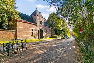 Beautifully renovated 3-bedroom apartment!This high-quality renovated apartment is quietly located in the ‘het Keizershof’ residence, which has a...