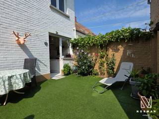 Gerenoveerde, instapklare woning met mogelijkheid tot 3 slaapkamers op een vlot bereikbare ligging in Hulste!<br /><br />Op het gelijkvloers van deze ruime, stevige woning vinden we een inkomhall, een toilet, een lichtrijke leefruimte, een gezellige zitruimte, en een ingerichte keuken die rechtstreeks toegang biedt tot het zonnige tuintje mét grote tuinberging en uitweg. <br /><br />Op de eerste verdieping vinden we 2 ruime slaapkamers en een badkamer met lavabomeubel, toilet en bad/douchecombi. De 2e verdieping is bereikbaar via een vaste trap en biedt nog tal van mogelijkheden qua inrichting (bvb 3e slaapkamer of bureauruimte). Er is ook een opbergzolder aanwezig. Regenwaterput van 5000 liter.<br /><br />Troeven:<br />+ 166m² bewoonbare oppervlakte<br />+ EPC C – geen renovatieplicht<br />+ Elektriciteit conform<br />+ Commerciële ligging