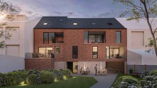 ! 11 nieuwbouwappartementen op toplocatie - 6% btw is mogelijk, ook voor investeerders !
Bij Styrum woon je in perfecte balans tussen rust en dynamiek. Deze stijlvolle residentie verwelkomt je met hedendaags comfort, een hoogwaardige afwerking en een doordachte architectuur waar levenskwaliteit centraal staat.
De lichtrijke leefruimtes zorgen voor een aangenaam en open gevoel, terwijl je op je privéterras of in de tuin volledig tot rust komt. Dankzij de uitstekende ligging in Wemmel heb je alles binnen handbereik: winkels om de hoek, vlotte verbindingen en tal van mogelijkheden om te genieten van natuur en stad.
Het project situeert zich langs de Limburg Stirumlaan 108-110 en de J. Bogemansstraat 57 en omvat 11 unieke appartementen met 1, 2 of 3 slaapkamers, verdeeld over drie verdiepingen. Elk appartement beschikt over een eigen terras en een individuele, doordachte indeling, al dan niet aangevuld met een privatieve tuin.
Styrum staat voor duurzaam en kwalitatief wonen, vandaag én morgen — een ideale keuze voor wie comfort, stijl en een centrale ligging weet te waarderen.