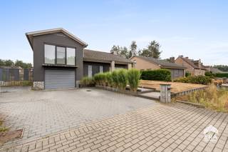 [[ DIT PAND NEEMT DEEL AAN DE ERA OPEN HUIZEN DAG OP 19/9 VAN 9:30 TOT 10:30 ]]
Bent u op zoek naar een woning met potentieel die u nog volledig naar eigen smaak kunt afwerken? Deze woning in Veerle-Heide biedt een mooie basis met twee slaapkamers, een inpandige garage, kelder en zolder en beschikt bovendien over een ruime tuin waar u heerlijk kunt genieten.<br />De woning is gelegen in een rustige en groene omgeving. Dankzij de nabijheid van de E313 zijn ook omliggende gemeenten en steden gemakkelijk bereikbaar. In de omgeving vindt u diverse winkels, scholen en andere dagelijkse voorzieningen. <br />Een ideale eigendom voor wie graag een woning naar eigen wens wil afwerken.<br /><strong>Troeven</strong>
<ul><li>Woning met 2 slaapkamers</li><li>Gerenoveerde keuken en badkamer (2024)</li><li>Centrale verwarming op aardgas</li><li>Aanwezigheid kelder en zolder</li><li>Voorzien van automatische rolluiken</li><li>Inpandige garage </li><li>Ruime tuin</li><li>Woning met verdere afwerkingsmogelijkheden</li><li>Aangename ligging </li><li>EPC label C (geen renovatieverplichting)</li></ul>
Een interessante woning voor wie op zoek is naar een betaalbare eigendom met een goede basis, ruime buitenmogelijkheden en de kans om de woning verder naar eigen smaak af te werken.