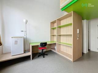 <strong>Studentenkamer met groen kwaliteitslabel!</strong><br /><br />Ontdek het perfecte studentenverblijf in het hart van Antwerpen Centrum! Deze ruime kamer van 20m² biedt alles wat je nodig hebt voor een comfortabel en productief studieleven. Met eigen sanitair, een bureau, kast en zelfs een handige hoogslaper, is deze kamer een oase van rust en efficiëntie.<br /><br />Geniet van overvloedig daglicht dankzij de grote raampartijen die de kamer verlichten en een uitnodigende sfeer creëren. De gemeenschappelijke keuken aan het einde van de gang is perfect uitgerust voor al je culinaire avonturen, en het aangrenzende terras biedt een ideale ruimte om te ontspannen en te socializen met medestudenten.<br /><br />En dat is nog niet alles - dit gebouw beschikt ook over een ruime, afgesloten fietsenstalling, waardoor je je fiets veilig en gemakkelijk kunt opbergen. Met een ideale ligging in het bruisende centrum van Antwerpen en in de nabijheid van meerdere campussen, ben je omringd door alle voorzieningen en culturele attracties die deze prachtige stad te bieden heeft.<br /><br />Klaar om je studentenleven naar een hoger niveau te tillen? Neem vandaag nog contact met ons op en maak een afspraak om dit fantastische studentenverblijf te ontdekken!<br /><br />Kies je ervoor de studentenkamer als investering aan te kopen? De kamer wordt verhuurd aan 600 euro per maand, incl. kosten. Bovendien heb je vandaag de kans om 2 studentenkamers in hetzelfde gebouw aan te kopen. Zowel kamer 1.33 als 1.34 kunnen we u vandaag te koop aanbieden.<br /><br />Foto's zijn van meerdere kamers in het gebouw.