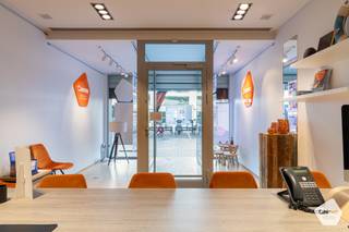 Op zoek naar een locatie die écht in het oog springt?<br /><br />Dit handelspand bevindt zich op een absolute topligging in Oostduinkerke, recht op het bruisende Astridplein.
<ul>
<li>Maximale zichtbaarheid dankzij de grote etalages;</li>
<li>Veel passage: dagelijks voorbijgangers, toeristen én bewoners;</li>
<li>Momenteel ingericht als vastgoedkantoor, maar geschikt voor tal van commerciële activiteiten;</li>
<li>Instapklaar en ideaal voor wie een onderneming wil starten of uitbreiden;</li>
<li>Geschikt voor diverse commerciële activiteiten (uitgezonderd voeding & dranken, conform basisakte).</li>
<li>Verhuurd voor 1 JAAR aan 850,00€ per maand + exclusief kosten ( bespreekbaar in principe vrij bij akte)</li>
</ul>
<br />Of je nu een winkel, kantoor of praktijk wil uitbaten, dit pand biedt je de perfecte combinatie van zichtbaarheid, ligging en potentieel. <br /><br />Grijp deze kans om je zaak te laten schitteren op een unieke locatie!<br /><br />