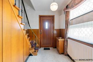 Deze te renoveren woning is gelegen in het centrum van Opoeteren (Maaseik).<br /><br />Het bouwjaar van de woning is 1960. De perceeloppervlakte bedraagt 6a51ca en de bewoonbare oppervlakte is 177m².<br /><br />De woning is als volg ingedeeld: inkomhal, leefruimte met zit- en eethoek, keuken, bijkeuken/wasplaats en toilet.<br />Op de bovenverdieping zijn er 3 slaapkamers en een badkamer.<br /><br />De tuin is georiënteerd op het zuidoosten, waardoor je optimaal kan genieten van de zon. De ruime garage biedt voldoende ruimte voor het stallen van een auto en extra opbergruimte. <br /><br />De woning is gelegen in een rustige buurt, dicht bij scholen, winkels en openbaar vervoer. <br /><br />PLUSPUNTEN<br />* Ruime woning met veel mogelijkheden<br />* 3 slaapkamers<br />* Tuin op zuidoosten<br />* Rustige omgeving<br />* ... <br /><br />Kortom, deze woning in Opoeteren biedt alle comfort en ruimte die je nodig hebt voor een aangenaam gezinsleven. Met een ruime tuin, terras, garage en 3 slaapkamers is het een ideale plek om te wonen.