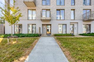Vous recherchez un lieu de vie moderne et confortable ? Ce bel appartement situé sur le Novaretzpad, dans la partie verdoyante du sud de Gand, offre exactement ce que vous recherchez.<br /><br />Le bâtiment récent est situé dans un parc résidentiel calme où ville et nature se rencontrent en parfait équilibre. L'emplacement est un atout absolu : vous pouvez rejoindre à pied les rives de l'Escaut pour prendre un bol d'air frais, mais grâce à la proximité des autoroutes E40, E17, R4 et R40, vous pouvez également être très rapide partout.<br /><br />À l'intérieur, tout tourne autour de la lumière et de l'espace. Les grandes fenêtres ouvrent complètement l'espace de vie et procurent une merveilleuse sensation d'espace. De plus, vous disposez de trois chambres, d'une cuisine parfaitement équipée et d'une salle de bain. Cerise sur le gâteau, il y a une terrasse commune sur le toit, d'où vous pourrez profiter d'une vue magnifique sur la ville de Gand.<br /><br />Vous avez également la possibilité d'acheter une place de parking pour 45 000€ et un débarras privé au sous-sol pour 7 500€.<br /><br />Vous souhaitez une visite sur place ? Contactez-nous et il nous fera plaisir de le planifier pour vous !<br /><br />Registre des mesures: non